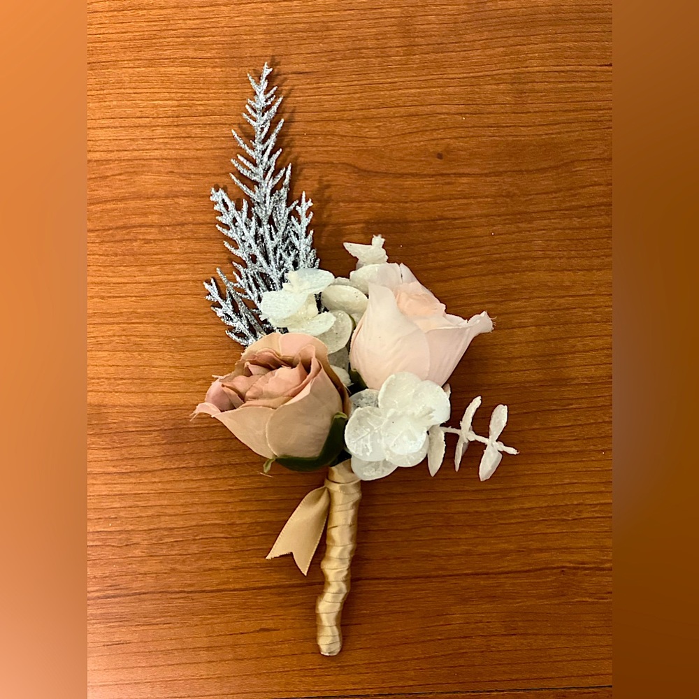 Boutenniere for Winter event, wedding, quinceañera, prom, etc.